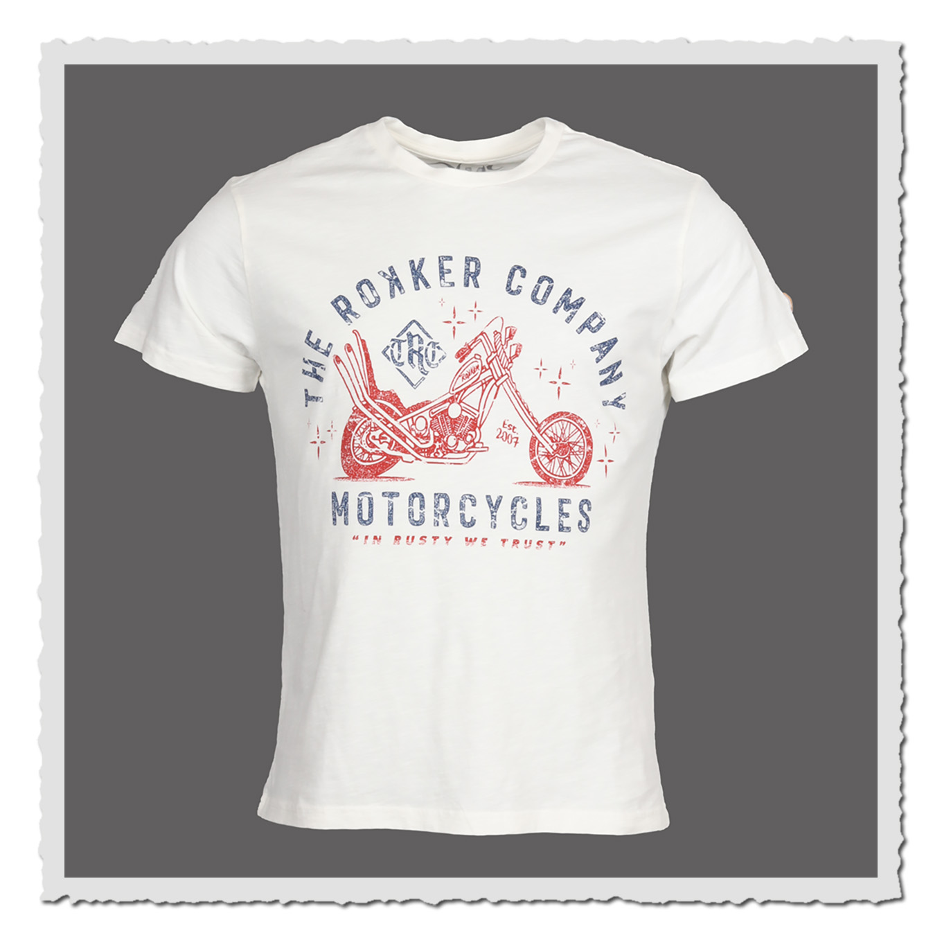 Offwhite T-Shirt mit Frontprint, freigestellt vor grauem Hintergrund, Ansicht von vorn.